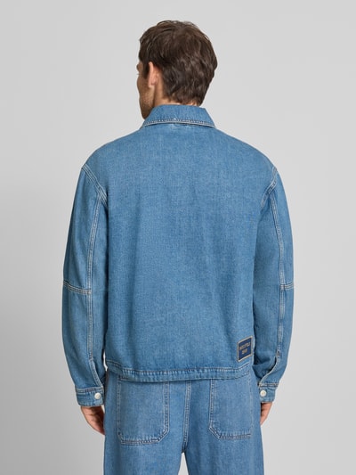 Männermodel trägt Relaxed Fit Jeansjacke aus Baumwoll-Ananas-Mix von Marc O'Polo Denim, Optik: Unifarben, Ganzkörperansicht Rückansicht.
