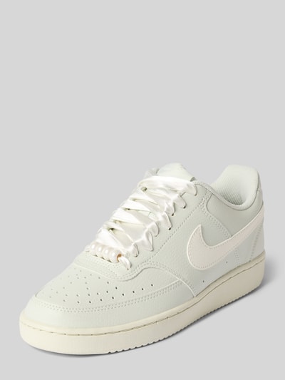 Produktfoto, Sneaker mit Logo-Patch von Nike, Damen Sneaker von Nike in Weiß mit glatter Oberfläche und runden Formen auf grauem Hintergrund.
