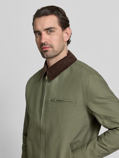 Männermodel trägt Regular Fit Jacke mit Umlegekragen von MCNEAL in Olivgrün, reine Baumwolle, Reißverschluss, Nahaufnahme Oberkörper.