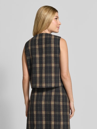Frauenmodel trägt Weste mit Woll-Anteil und Rundhalsausschnitt von Christian Berg Woman im karierten Muster, Material-Mix, Rückansicht, Regular Fit.