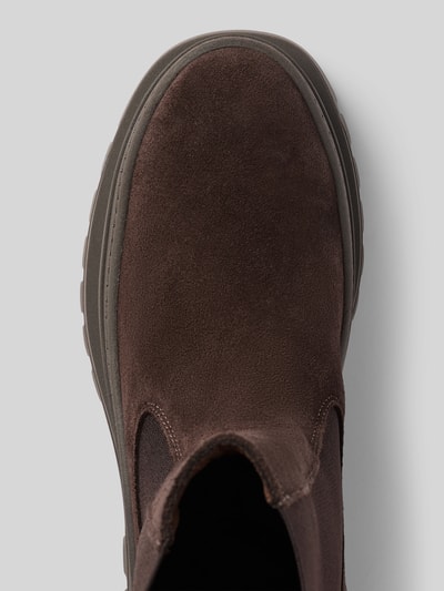 Produktfoto, Chelsea Boots aus echtem Leder Modell 'Cassandra' von Steve Madden, braune Farbe, abgerundete Form, elastischer Einsatz, profilierte Plateausohle, Damen Chelsea Boots, Echtleder, strukturierte Textur, KI-modifiziertes Bild.