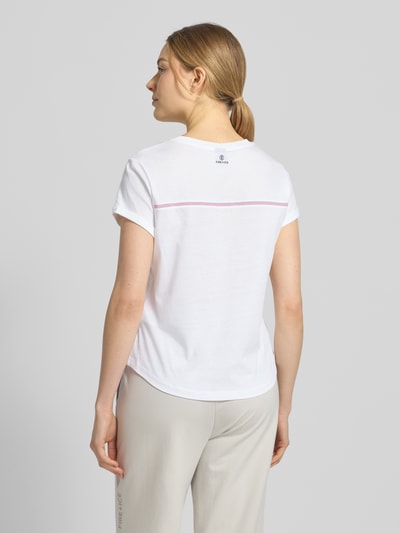 Frauenmodel trägt Damen T-Shirt mit Label-Print Modell 'DEBRA4' von FIRE + ICE aus Reine Baumwolle, Regular-Fit, Rundhalsausschnitt, Rückenlänge 58 cm, Ganzkörperansicht Rückansicht.