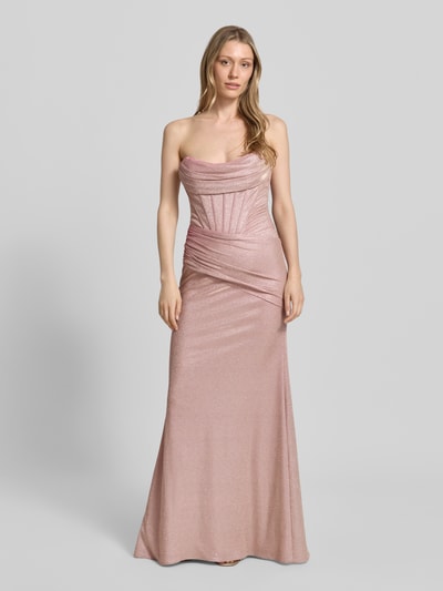 Frauenmodel trägt Maxikleid im Off-Shoulder-Look mit Drapierungen von Unique, schimmernd, taillierter Schnitt, Ganzkörperansicht von vorne. Rückenlänge bei Größe 36: 137 cm, Brustweite bei Größe 36: 32 cm.