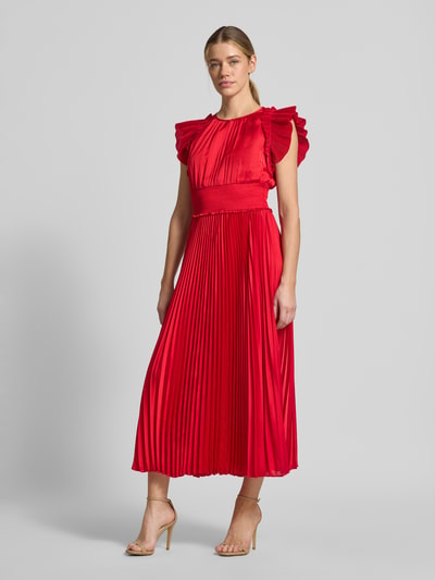 Frauenmodel trägt rotes Midikleid mit Plisseefalten Modell 'Dilia' von JOOP! aus Satin, taillierter Schnitt, Rundhalsausschnitt, Ganzkörperansicht von vorne.