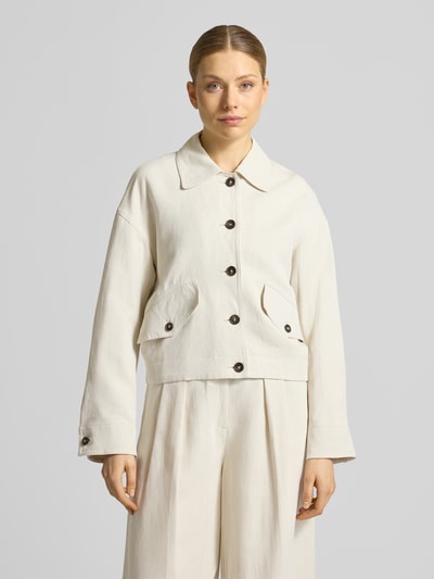 Vrouwenmodel draagt Loose Fit Hemdjacke aus Viskose-Leinen-Mix van Marc O'Polo, effen kleuren, twill, platte kraag, korte look, lange mouw, klepzakken, knoopsluiting, rompzoom elastisch, mix van viscose en linnen, Ganzkörperansicht van voren.
