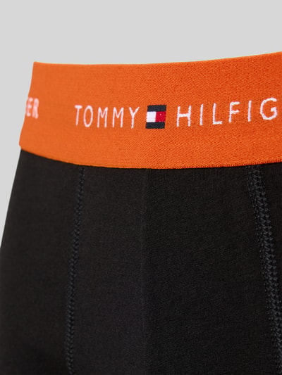 Produktfoto, Boxershorts aus Baumwoll-Mix im 3er-Pack von Tommy Hilfiger, Optik: Unifarben, Skinny-Fit, Label-Stitching-Applikation, Bundabschluss: Elastisch, Multipack: 3er-Pack, Materialverarbeitung: Stretch, Material: Baumwoll-Mix, schwarze Struktur mit orangefarbenem elastischem Bund und kontrastierendem Logo.