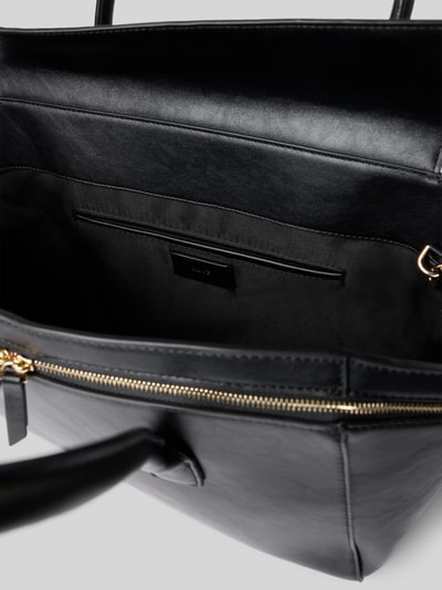 Produktfoto, Citybag in Leder-Optik Modell 'Fiori' von MANGO, schwarzes Kunstleder, goldfarbener Reißverschluss, Innensteckfach sichtbar
