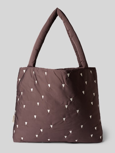 Produktfoto, Handtasche mit Allover-Motiv-Stitching Modell 'Mom' von STUDIO NOOS in Braun mit weißen Herzmotiven, großes Hauptfach, Schulterriemen, Maße: Breite 55 cm, Länge 47 cm, Tiefe 8 cm, Länge Schulterriemen 73 cm.