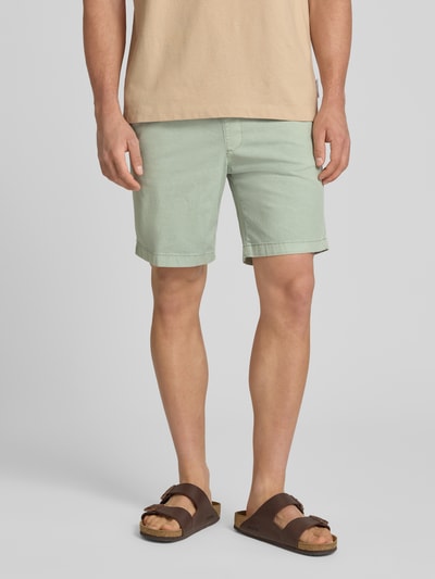 Männermodel trägt Shorts mit elastischem Bund Modell 'JAIDEN CARTER' von Jack & Jones im Baumwoll-Elasthan-Mix mit Strukturmuster, Regular-Fit, hellgrün, Ganzkörperansicht von vorne.