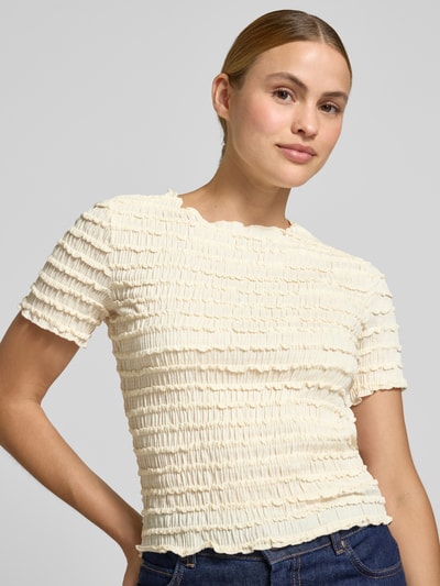 Vrouwenmodel draagt T-shirt met structuurpatroon en ronde hals van Jake*s Collection, materiaalmix met stretch, slim fit, ruglengte maat S 48 cm, Nahaufnahme Oberkörper