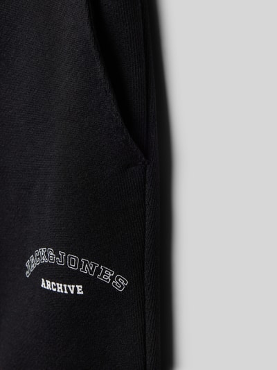Productfoto, Shorts met logo-print model 'GORDON' van Jack & Jones voor kinderen, zwart, katoenmix, loose fit, elastische taille met trekkoord, zijzakken, zichtbare textuur