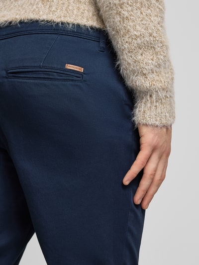 Mannenmodel draagt Baggy Fit Jeans in 5-pocketmodel Model 'MARCO BOWIE' van JACK & JONES, puur katoen, detailopname achterkant.