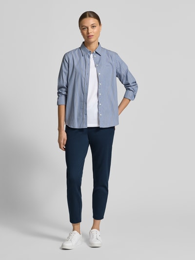 Modelka kobieca nosi Sweatpants z ozdobnymi szwami model 'RIZET' od b.young, ciemnoniebieski kolor, materiał z domieszką wiskozy, luźny krój, guma w pasie z troczkiem, imitacja tylnych kieszeni, gładka tekstura, widok całej sylwetki z przodu.