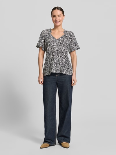 Vrouwenmodel draagt Blusenshirt aus Viskose im Allover-Look van Zero, zuiver viscose, regular fit, all-over look, V-hals, ruglengte maat 36: 56 cm, geheel van voren te zien
