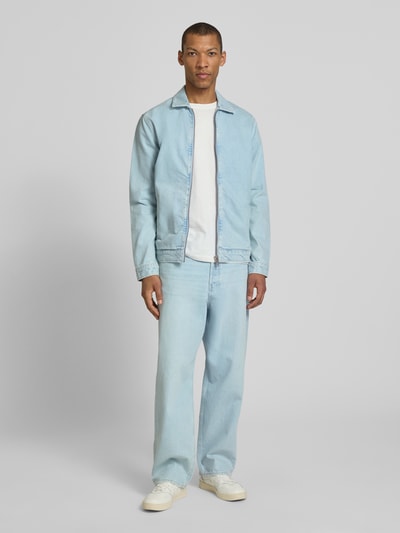 Mannelijk model draagt Baggy Jeans uit zuivere katoen model 'JAAMEO' van Armedangels, lichte denim, baggy fit, vijf zakken, label patch, middenhoge taille, verborgen knoopsluiting, riemlussen; full-body shot van voren.