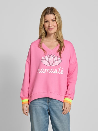 miss goodlife Sweatshirt mit Statement-Print und V-Ausschnitt Rosa 4