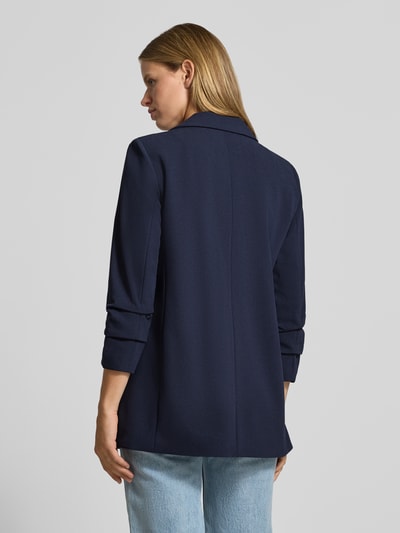 Frauenmodel trägt Regular Fit Longblazer mit 3/4-Arm Modell 'KALINA' von ONLY in Dunkelblau, glatte Textur, Ganzkörperansicht Rückansicht, Damen Longblazer von ONLY.