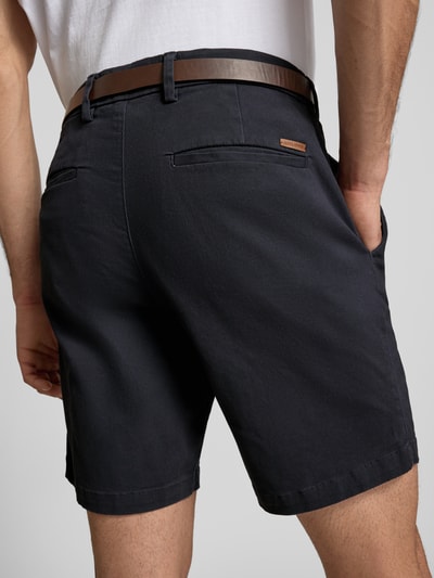 Männermodel trägt Straight Fit Shorts mit abnehmbarem Gürtel Modell 'Adam' von Jack & Jones, Schwarz, Baumwoll-Mix, Ganzkörperansicht Rückansicht.