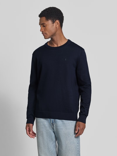 Mannelijk model draagt Regular fit pullover uit pure katoen model 'LOUKAA' van Armedangels, Heren pullover, donkerblauw, vooraanzicht bovenlichaam.