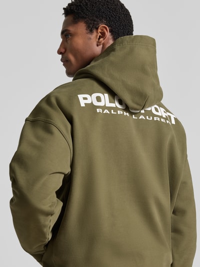Mannelijk model draagt regular fit hoodie uit katoenmix van Polo Ralph Lauren in olijfgroen, rugaanzicht, Heren Hoodie van Polo Ralph Lauren.
