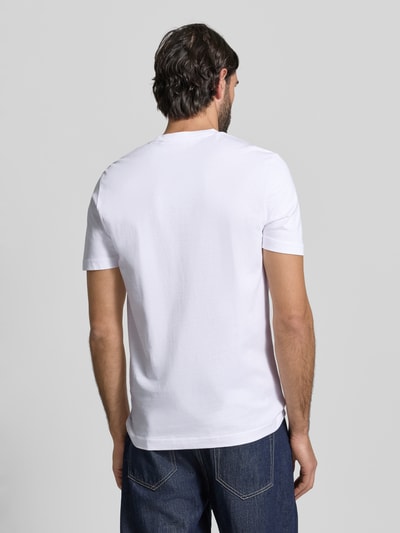 Männermodel trägt Regular Fit T-Shirt mit Logo-Print von Christian Berg Men, Weiß, reine Baumwolle, Rundhalsausschnitt, Ganzkörperansicht Rückansicht.