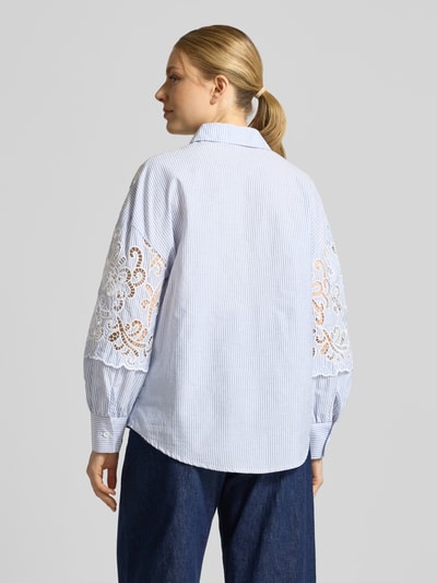 Frauenmodel trägt Regular Fit Bluse mit Spitze Modell 'LETICIA' von SUNCOO PARIS, reine Baumwolle, blau-weiß gestreift, Rückansicht Ganzkörperansicht.