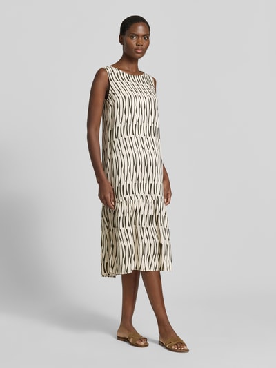 Frauenmodel trägt Midikleid mit rückseitigem Schlüsselloch-Ausschnitt von OPUS aus reiner Viskose, schwarz-weiß mit geradem Schnitt, Modell Wicy bamboo, Rundhalsausschnitt, Ganzkörperansicht von vorne.