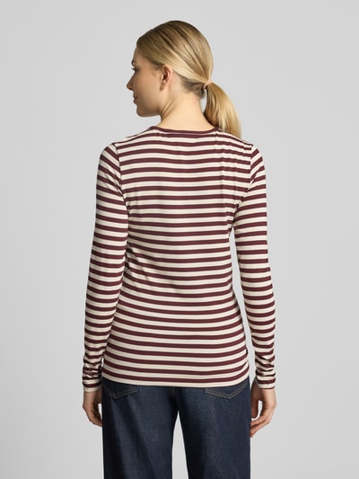 Frauenmodel trägt gestreiftes Skinny Fit Longsleeve aus Viskose-Elasthan-Mix Modell 'Liana' von FREE/QUENT, Rückenlänge 61 cm, Ganzkörperansicht Rückansicht