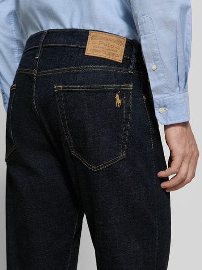 Männermodel trägt Relaxed Fit Jeans aus Baumwoll-Mix Modell 'HAMPTON' von Polo Ralph Lauren in dunkelblau, Detailaufnahme, Herren Relaxed Fit Jeans von Polo Ralph Lauren.