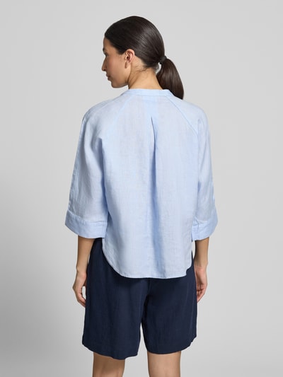 Frauenmodel trägt Bluse aus Leinen mit Trompetenärmeln Modell 'Fulis' von OPUS, hellblau, Loose-Fit, Ganzkörperansicht Rückansicht, Mao-Kragen, Knopfleiste, Rückenlänge 61 cm, Ärmellänge 38 cm, strukturierte Oberfläche, Damen Bluse.