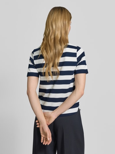 Vrouwenmodel draagt T-Shirt met Viskose-Anteil und Rundhalsausschnitt van More & More, rechte pasvorm, blauw-witte strepen, ruglengte 57 cm, volledige lichaamsweergave achteraan.