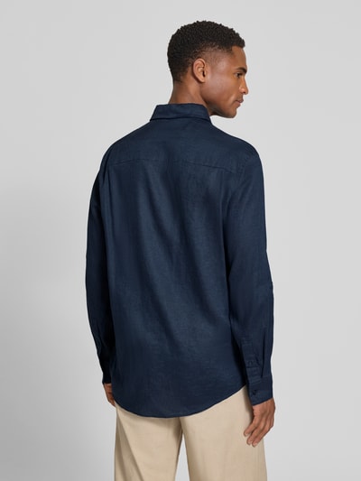 Männermodel trägt Slim Fit Freizeithemd aus Leinen-Baumwoll-Mix Modell 'RAMIS' von Drykorn in Dunkelblau, Two-Tone-Optik, Ganzkörperansicht Rückansicht. Kontext: Herren Poloshirt, Rückenlänge 80 cm, Schulterbreite 46 cm, Ärmellänge 66 cm.