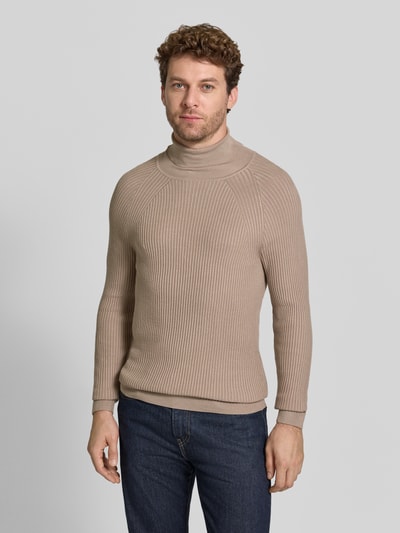 Mannenmodel draagt Rollkragenpullover aus Viskose-Mix in Ripp-Optik van Antony Morato, beige ribbelstructuur, slim fit, Ganzkörperansicht van voren, ruglengte maat M 64 cm, mouwlengte 49 cm.