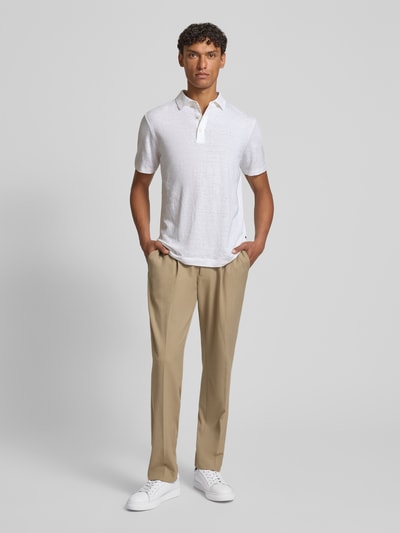 Männermodel trägt Slim Fit Poloshirt aus Leinen-Elasthan-Mix von OLYMP Level Five, weiß, glatte Struktur, Ganzkörperansicht von vorne.