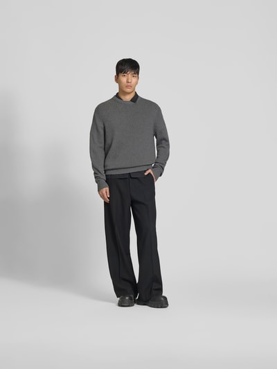 Männermodel trägt Pullover in Strick-Optik von ANNARR aus Reine Baumwolle, Relaxed-Fit, Rundhalsausschnitt, Elastische Abschlüsse, Ganzkörperansicht von vorne.