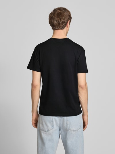 Männermodel trägt Regular Fit T-Shirt aus reiner Baumwolle von Tommy Jeans, Optik: Unifarben, Ganzkörperansicht Rückansicht.