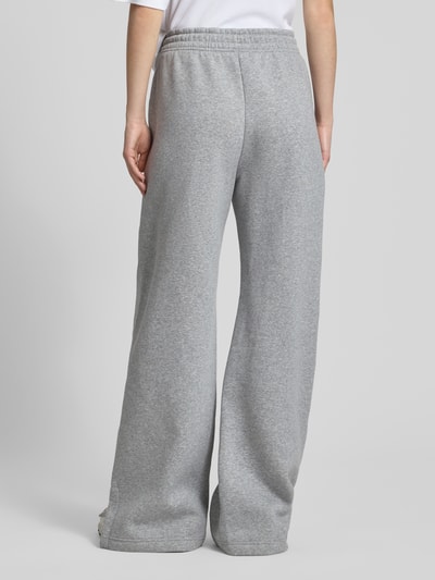Nike Loose Fit Sweatpants mit Logo-Stitching Modell 'Phoenix' Hellgrau Melange 5