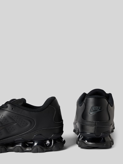 Produktfoto, Sneaker mit Logo-Detail Modell 'REAX 8 NSW SL' von Nike, schwarze Farbe, strukturierte Sohle, Herren Sneaker von Nike.
