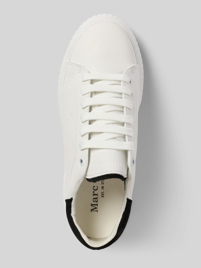 Produktfoto, Low Top Sneaker aus echtem Leder Modell 'SVEA 9A' von Marc O'Polo, biały kolor, zaokrąglony nosek, gładka faktura, kontrastowe detale, sznurowanie, lekko strukturyzowana podeszwa, jednolity wygląd, tłoczenie logo, skóra licowa i zamsz