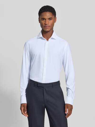 Męski model nosi Slim Fit Businesshemd mit Cutaway-Kragen von Seidensticker, jasne odcienie, gładka tekstura, koszule biznesowe, Ganzkörperansicht von vorne