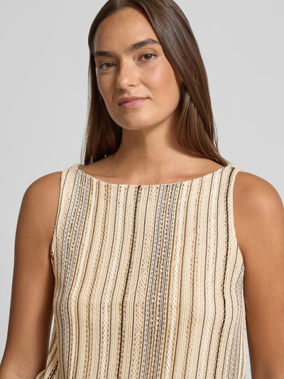 Vrouwenmodel draagt Regular Fit tank top met all-over motief model 'DEMI' van Vero Moda, streep- en structuurpatroon, boothals, brede bandjes, Nahaufnahme oberkörper.