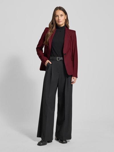 Frauenmodel trägt Regular Fit Anzugblazer mit Reverskragen von Windsor, Acetat-Mix, taillierte Passform, Knopfverschluss, Ganzkörperansicht von vorne.