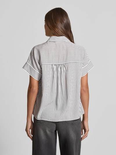 Frauenmodel trägt Relaxed Fit Bluse aus Viskose Modell 'Zafine' von Someday mit feinen schwarzen Streifen, Hemdblusenkragen, Rückenlänge 63 cm, Ganzkörperansicht Rückansicht.