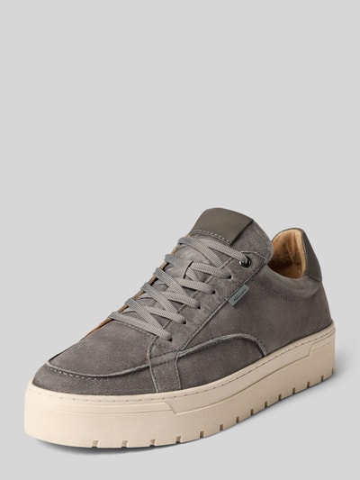 Produktfoto, Sneaker aus echtem Leder Modell "IVAR-22" von PS Poelman in Grau mit Schnürverschluss, strukturierter Sohle und abgerundeter Form