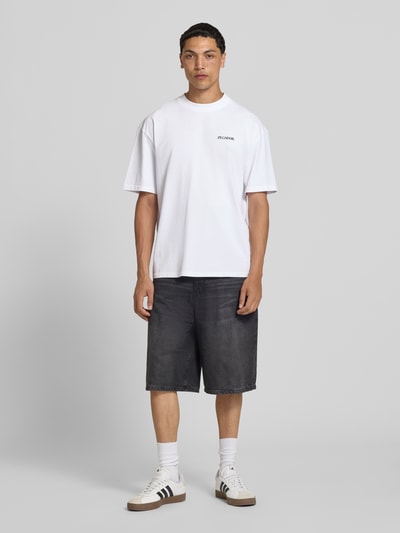 Männermodel trägt Oversized T-shirt mit labelprint Modell 'Miles' van Pegador aus puur katoen, ronde hals, ruglengte maat M 70 cm, ganzlichaamsaanzicht van voren.