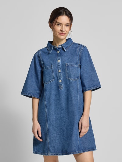 Frauenmodel trägt Jeanskleid mit Brusttaschen Modell 'Mola' von LOLLYS LAUNDRY im Baumwoll-Viskose-Mix, Gerader-Schnitt, Minikleid, Hemdblusenkragen, Knopfleiste; Minikleid in Blau, Ganzkörperansicht von vorne.