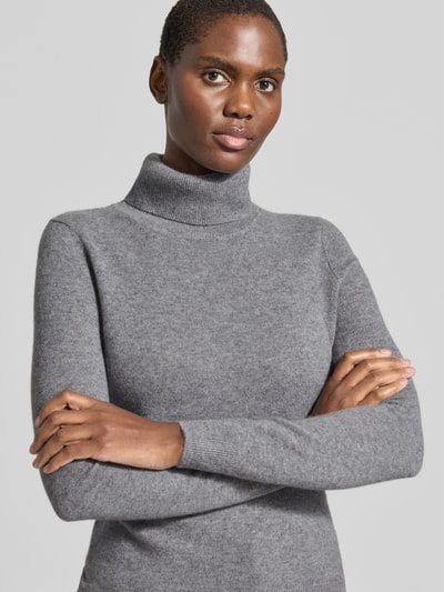 Frauenmodel trägt Regular Fit Rollkragenpullover aus reinem Kaschmir von Christian Berg Woman in Grau, sichtbare Rippstrukturen, Nahaufnahme Oberkörper.