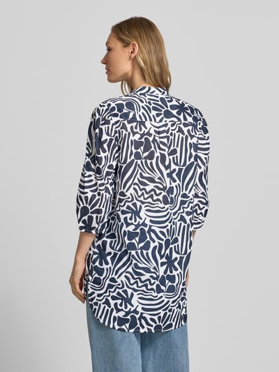 Frauenmodel trägt Relaxed Fit Tunika-Bluse mit floralem Allover-Print von Christian Berg Woman aus reiner Baumwolle, 3/4-Arm, Ganzkörperansicht Rückansicht.