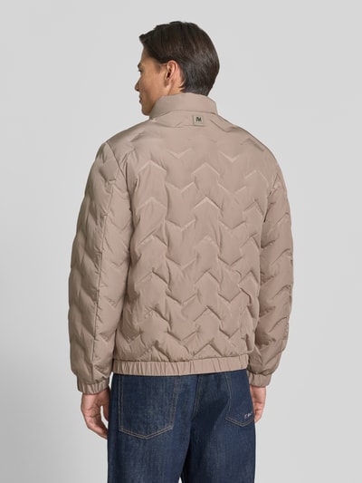 Männermodel trägt Steppjacke mit Stehkragen und Reißverschlusstaschen von Antony Morato in Beige, Regular Fit, Ganzkörperansicht Rückansicht. Rückenlänge 71 cm, Schulterbreite 50 cm, Brustweite 59 cm, Ärmellänge 66 cm.