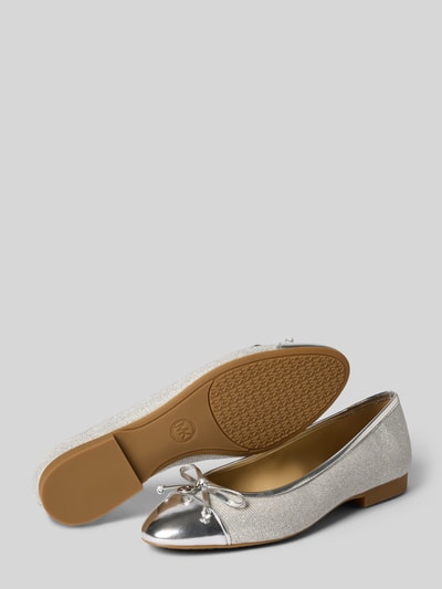 Produktfoto, Ballerinas aus Leder-Mix mit Logo-Detail Modell 'Piper' von MICHAEL Michael Kors, silberfarben, Strukturmuster, Zierschleife, abgerundete Passform, Absatzhöhe 1 cm, Schafthöhe 6 cm, Schaftweite 21 cm